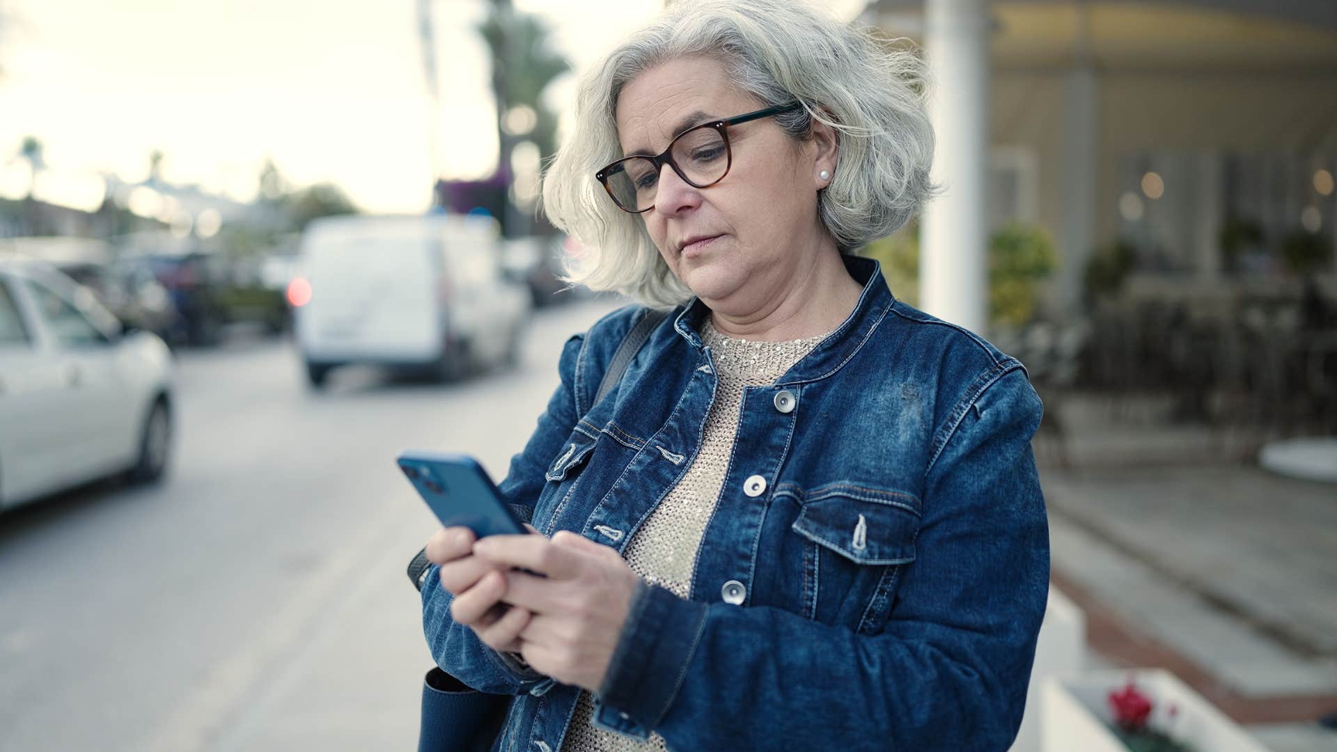 you don't have to reply deeply anxious people almost always send these texts during casual conversations anxious woman texting you don't have to reply on her phone outside