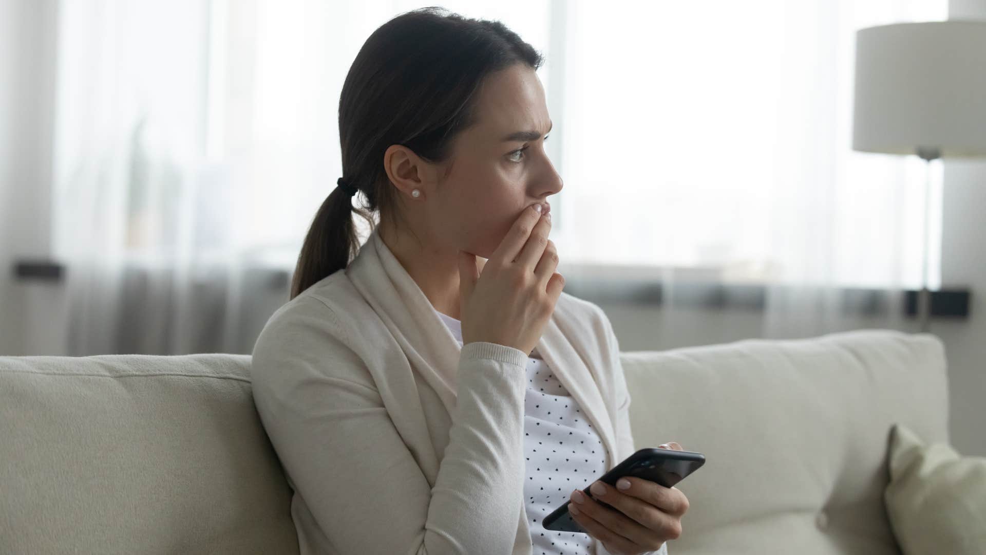 insecure woman texting I'm pretty boring