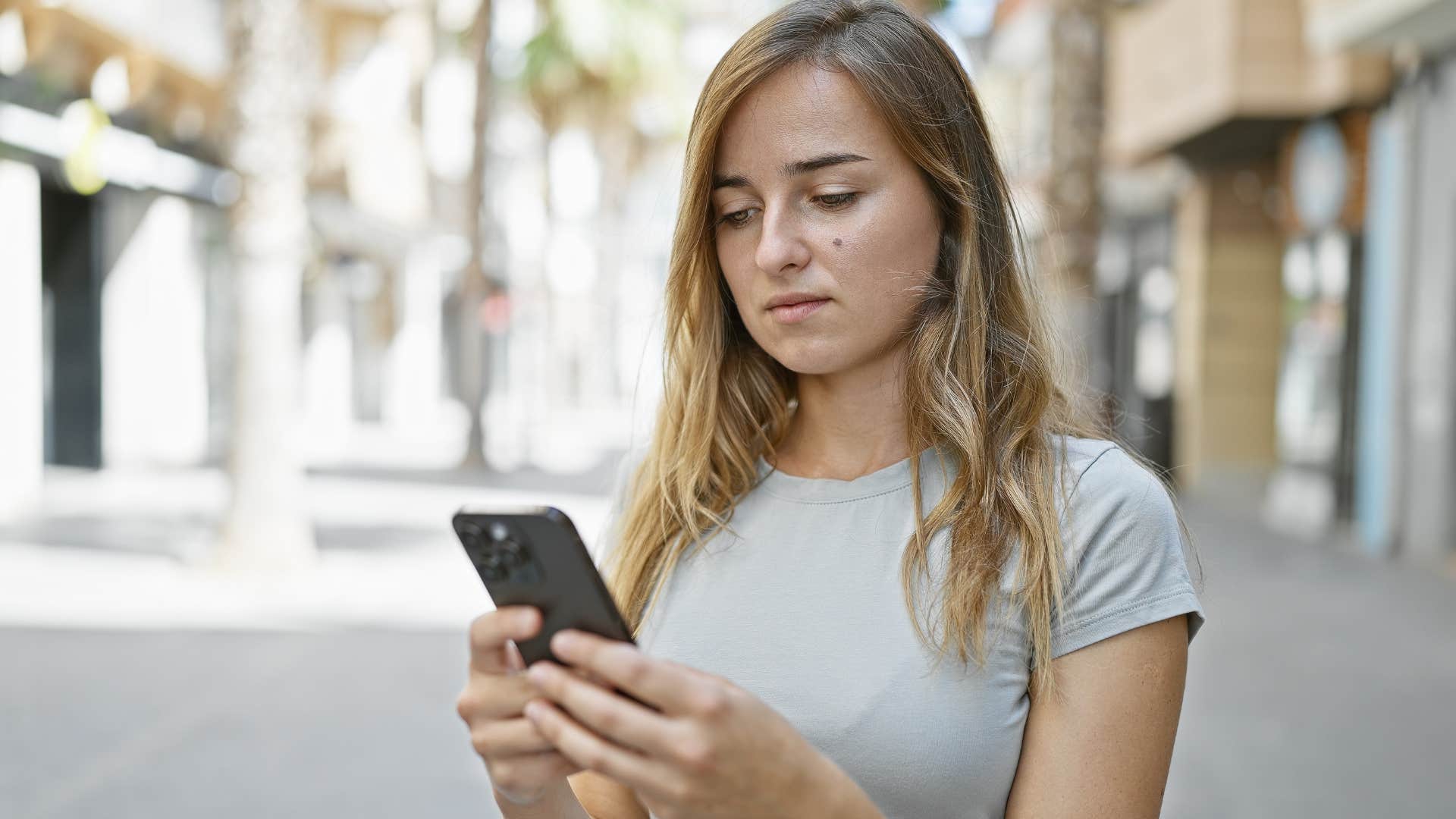 Woman texting "I guess that's one way to look at it" on her phone.