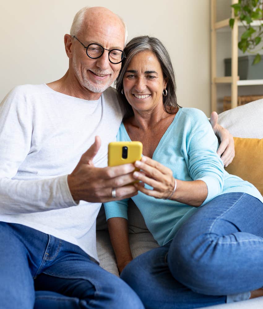 Survey Reveals Older Adults Screen Time As Bad As Younger Generations older couple embracing tech per expert recommendations