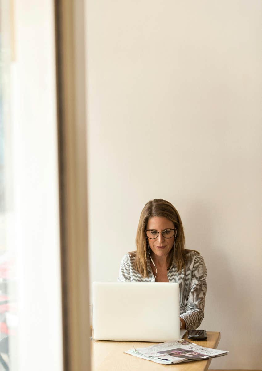 Employee Who Got A Job After Months Of Unemployment Shares Things That Got Her Hired woman finding a recruiter to contact on LinkedIn
