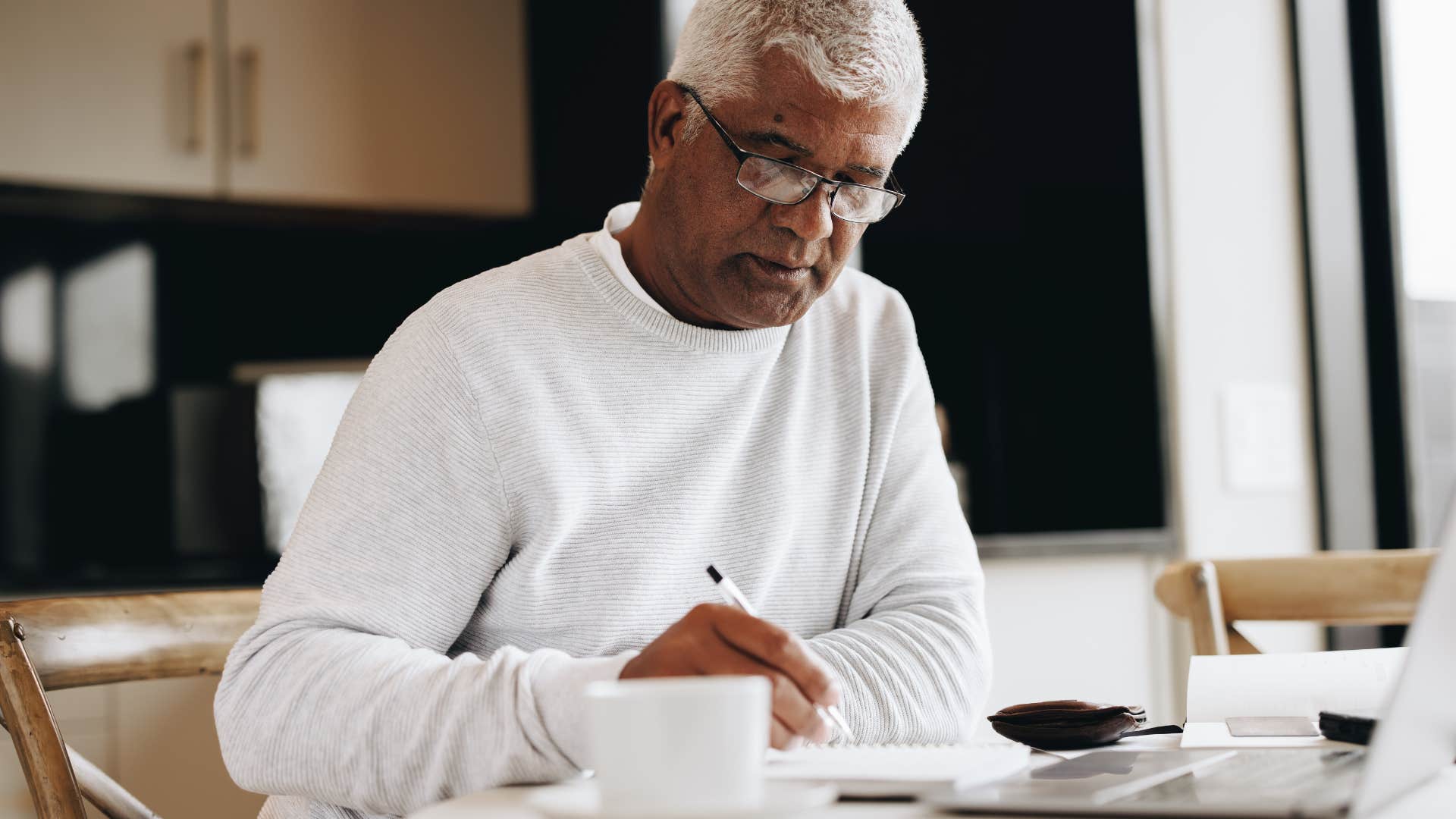 empty nesters who are truly at peace usually start doing these joyful things at home journaling