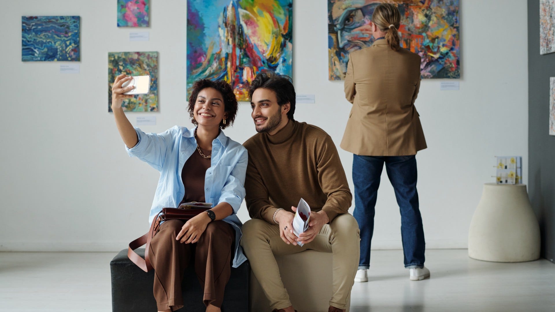 man who is over tinder ash he goes to museum to meet women