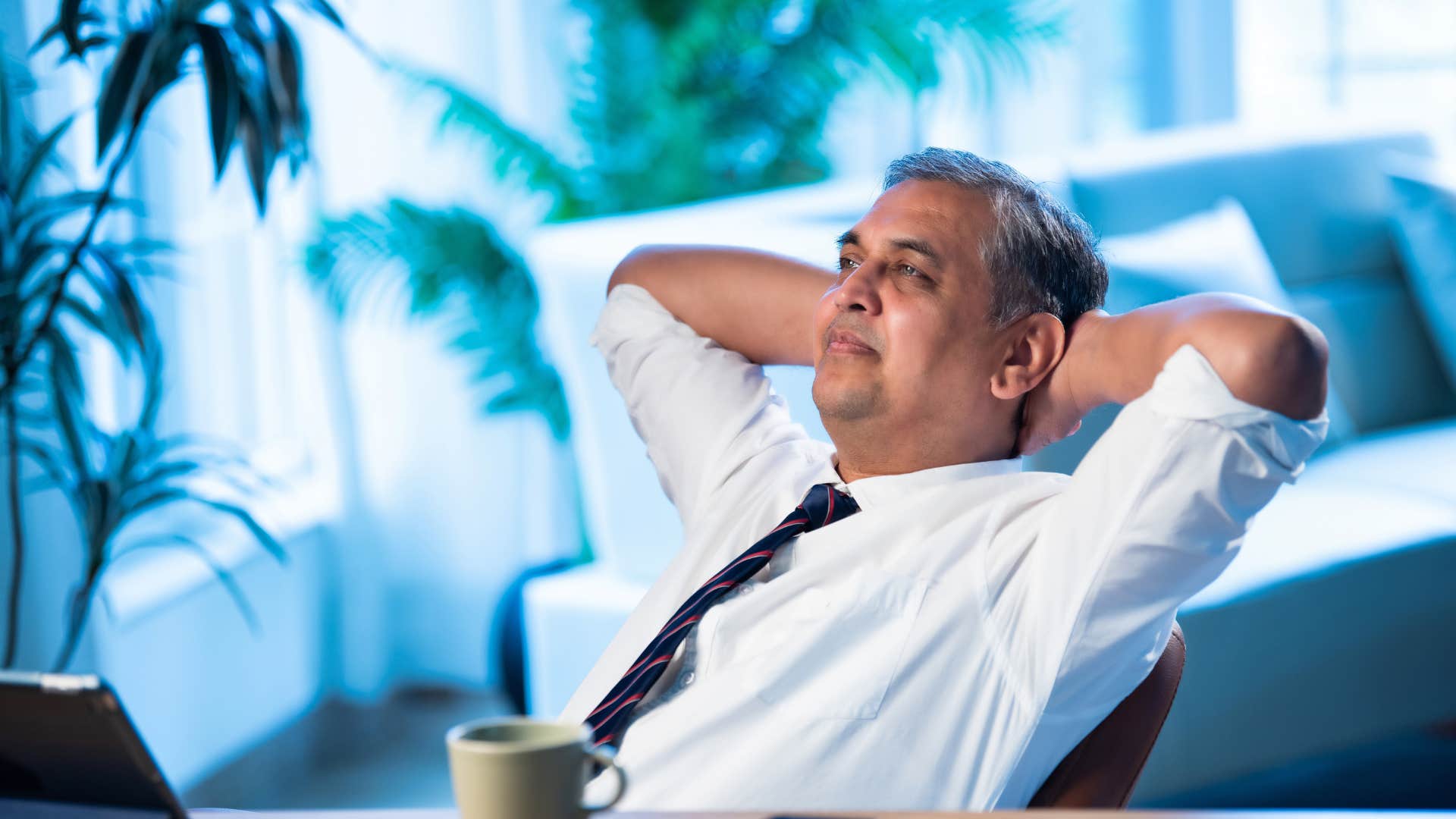 habits of people who thrive under pressure pause when overwhelmed man who thrives under pressure as he pauses when overwhelmed