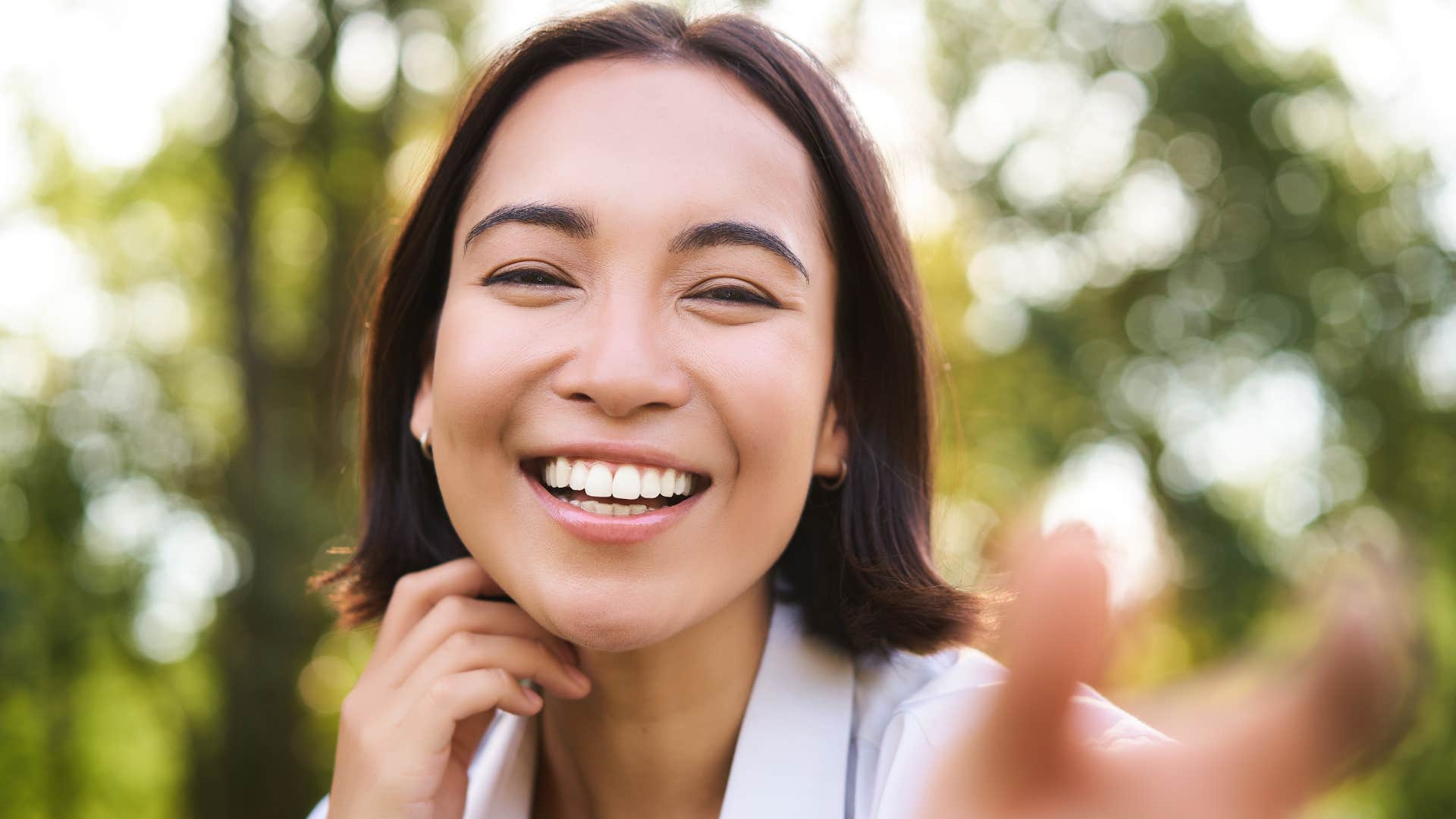 how to stay grounded and real when everything feels awful know you're not a victim woman who stays grounded and real by knowing she's not a victim