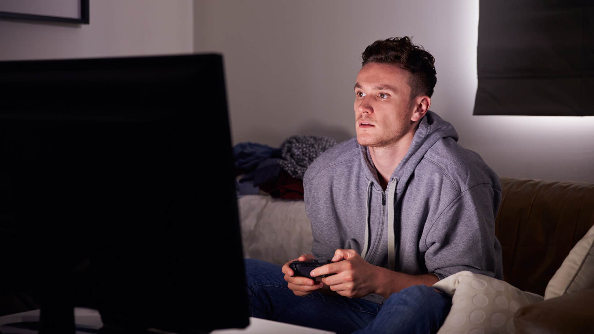 husbands who dont love their lives anymore do these things at home they rely on distractions husbands who dont love their lives anymore do these things at home they rely on distractions