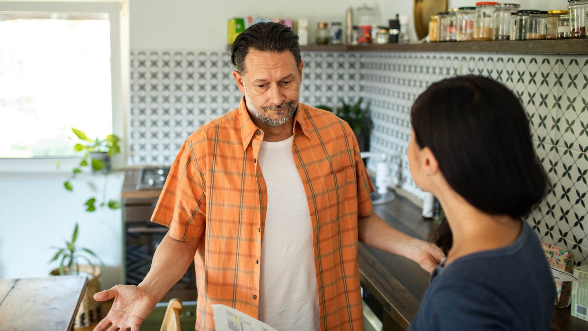 husband not making eye contact during a conversation with his wife