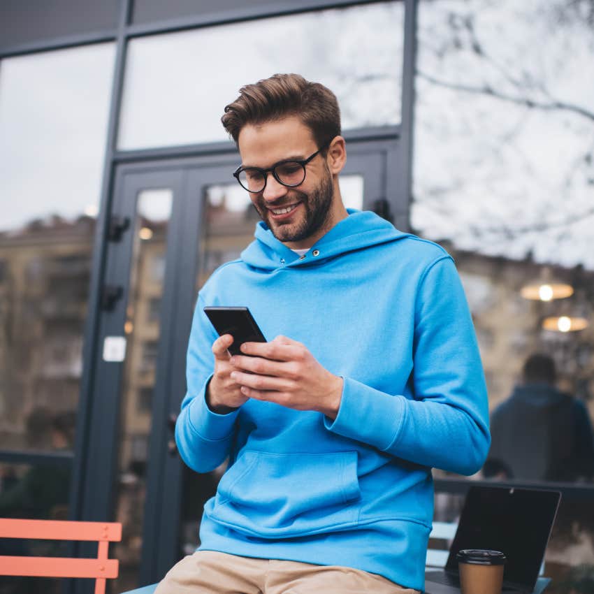 man texting about confirming plans to woman he loves from the depths of his soul