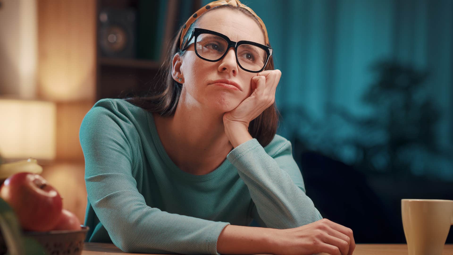 Woman who doesn't have hobbies or daily rituals looking bored.