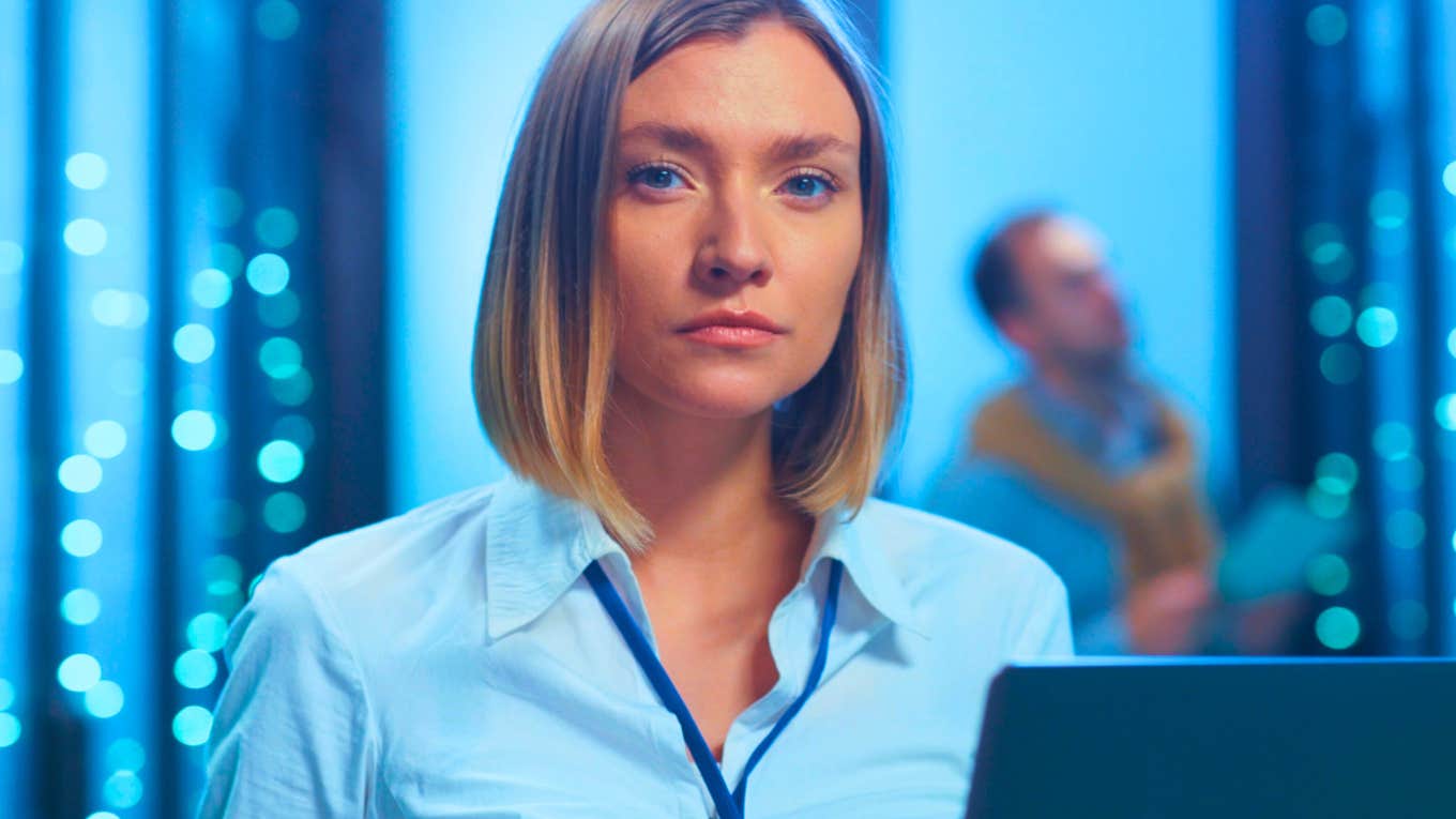 If A Woman Secretly Can’t Stand Her Coworkers, She’ll Start Saying These Things Casually If A Woman Secretly Can’t Stand Her Coworkers, She’ll Start Saying These Things Casually