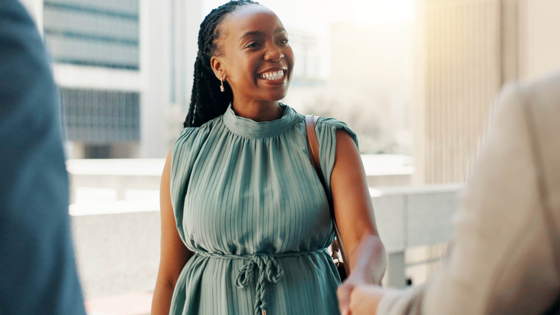 woman who knows how to read people shaking hands