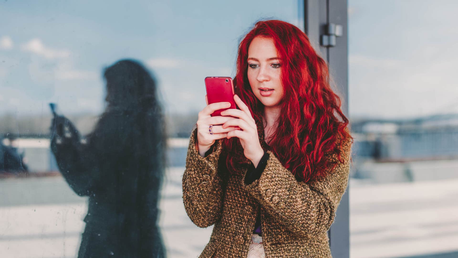 woman acts like LinkedIn is Tinder on social media and it's slowly ruining her reputation