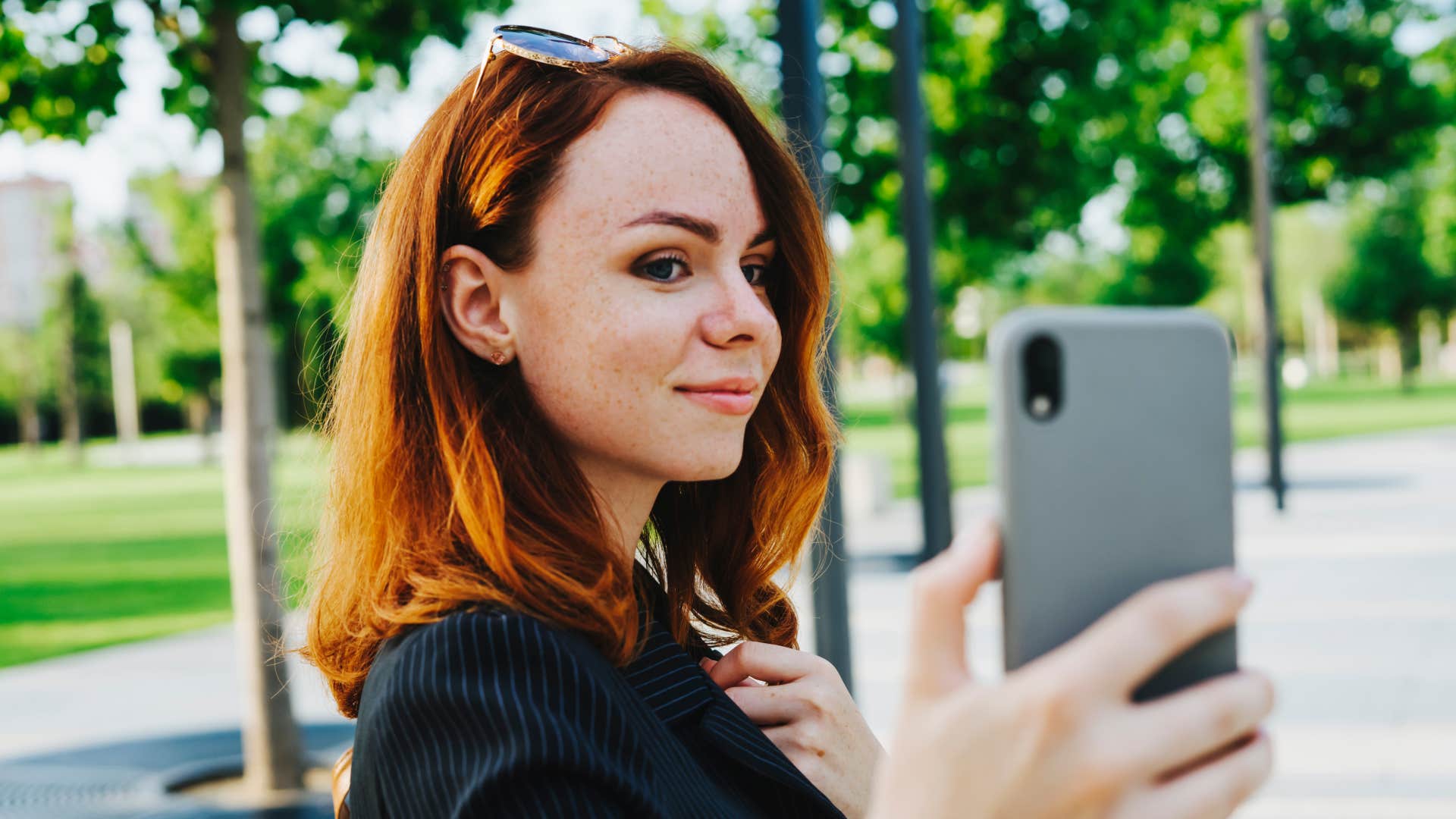 woman uses selfies as professional profile photos on social media and it's slowly ruining her reputation