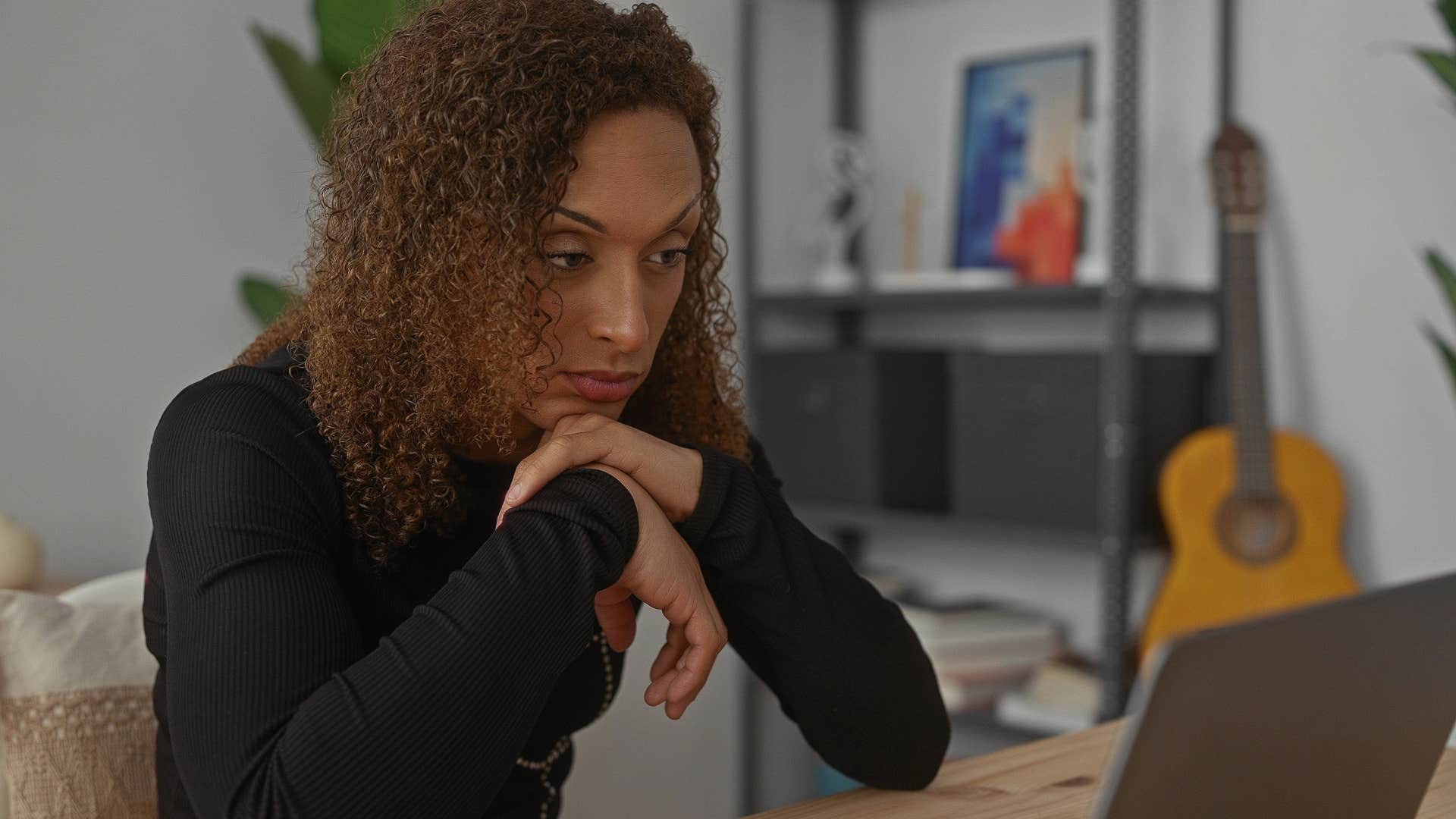 Woman sitting at her desk where creativity feels forced.