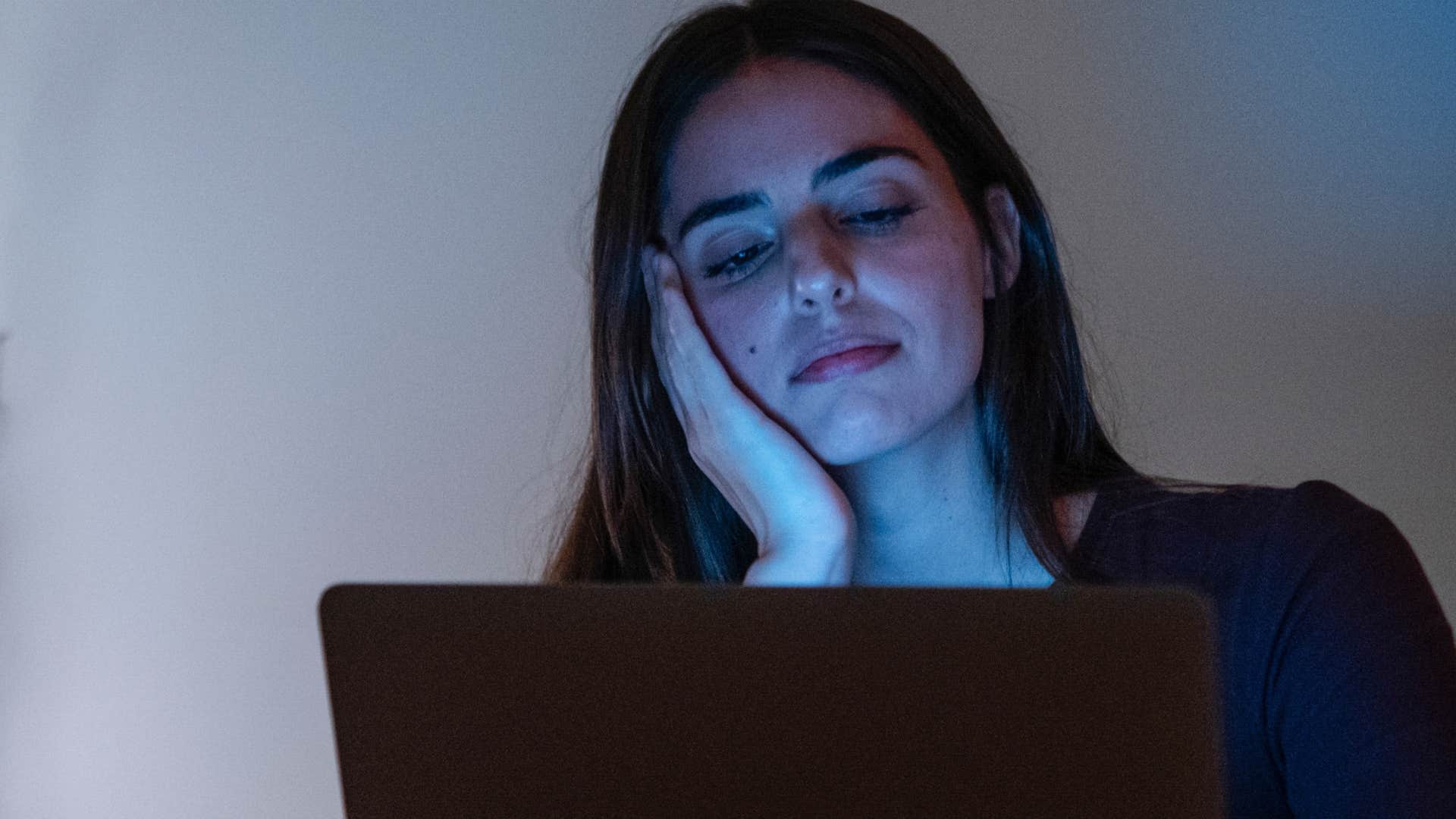 Woman who struggles to focus looking at her laptop.