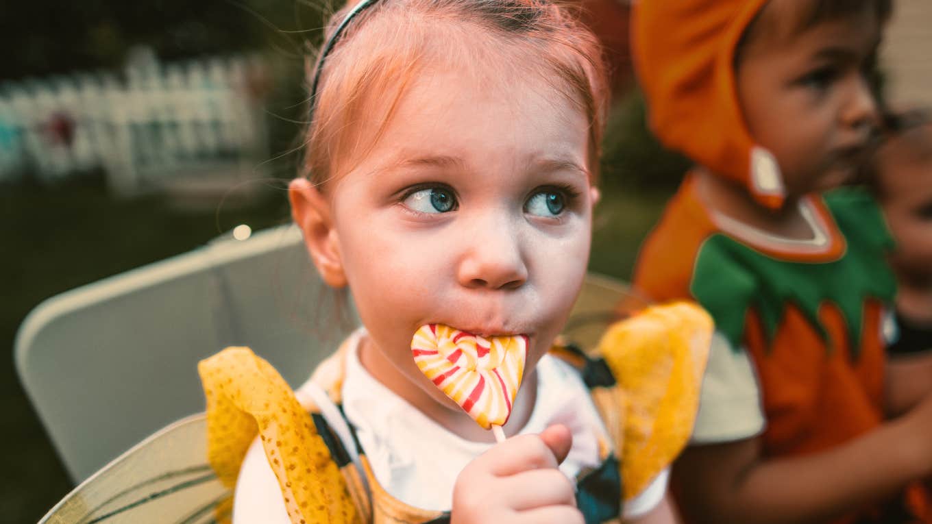 Watch What Your Kid Does With Their Halloween Candy — It’s Basically A Personality Test For Future Success Kid's Halloween candy determines future success.