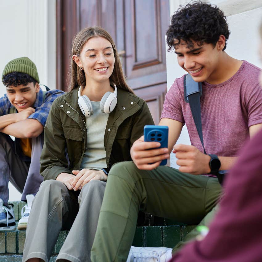 kids who use social media behind in reading and memory skills brain development teens sharing social media content