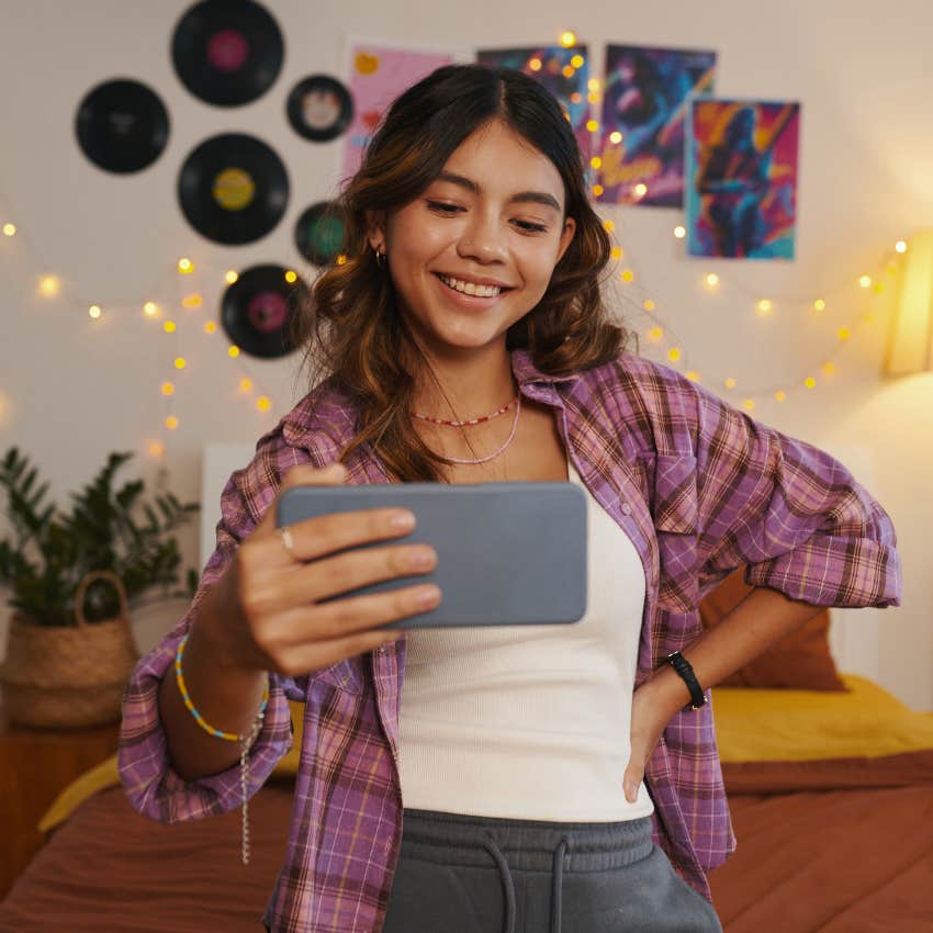 kids who use social media behind in reading and memory skills even light use teen taking a selfie