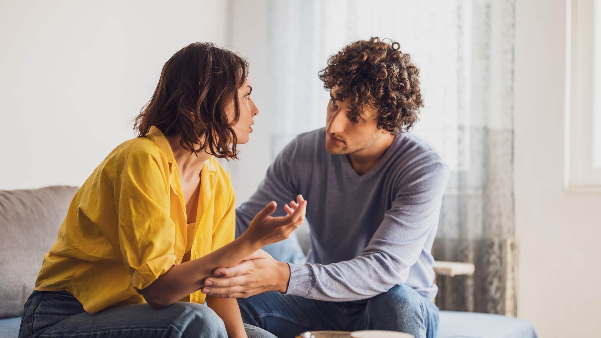 man in gray shirt noticing woman's body language more 