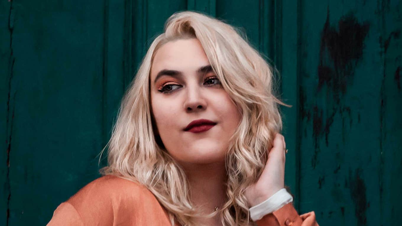 Woman uses manifestation tricks.