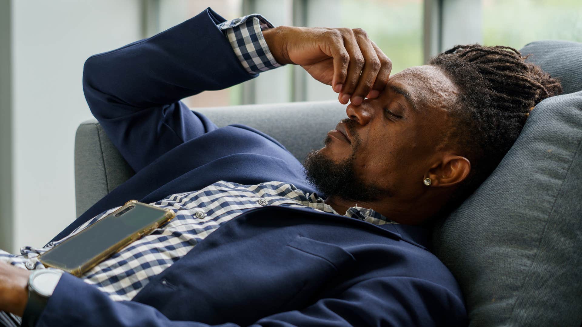 stop making time affection men who are quietly falling out of love with their wives usually do these things around the house Man who's stopped making time for affection on the couch.