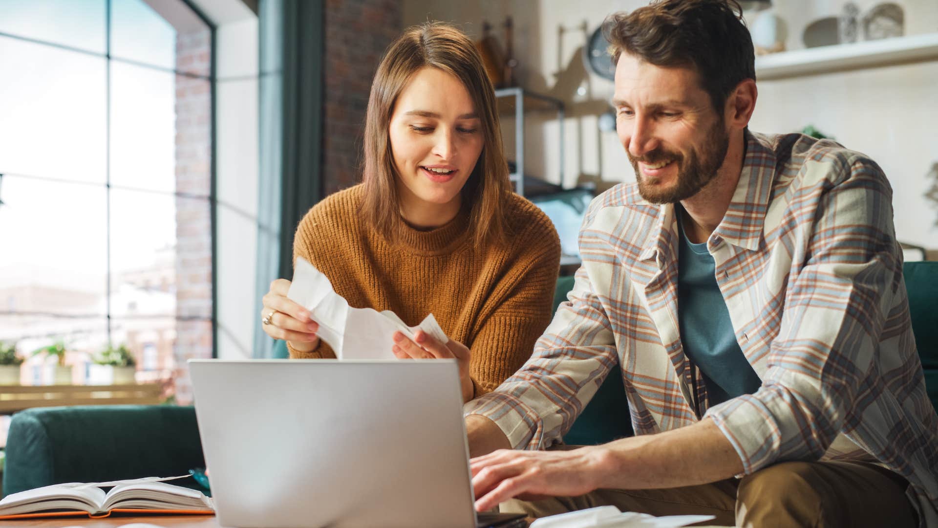 ask for her opinion men who still adore their wives after years always do these ordinary things that mean everything woman sitting with her husband asking for her opinion
