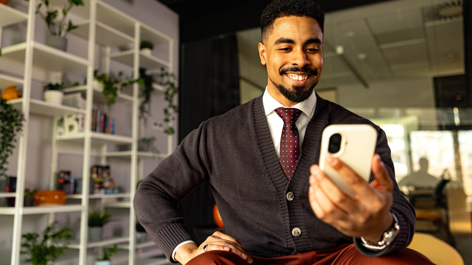 text at work just to check in men who still adore their wives after years always do these ordinary things that mean everything man texting wife while at work just to check in