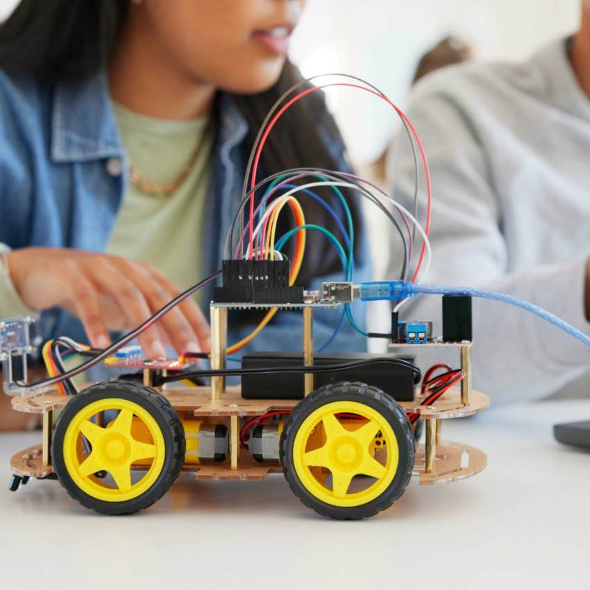 woman who thinks she's an alpha but she's an omega with unusual hobbies