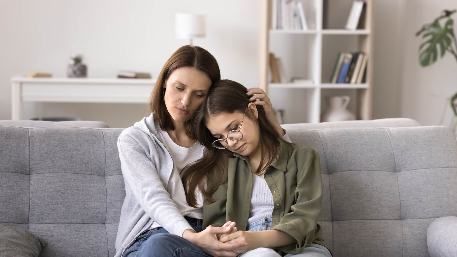 mom hugging daughter as she apologizes