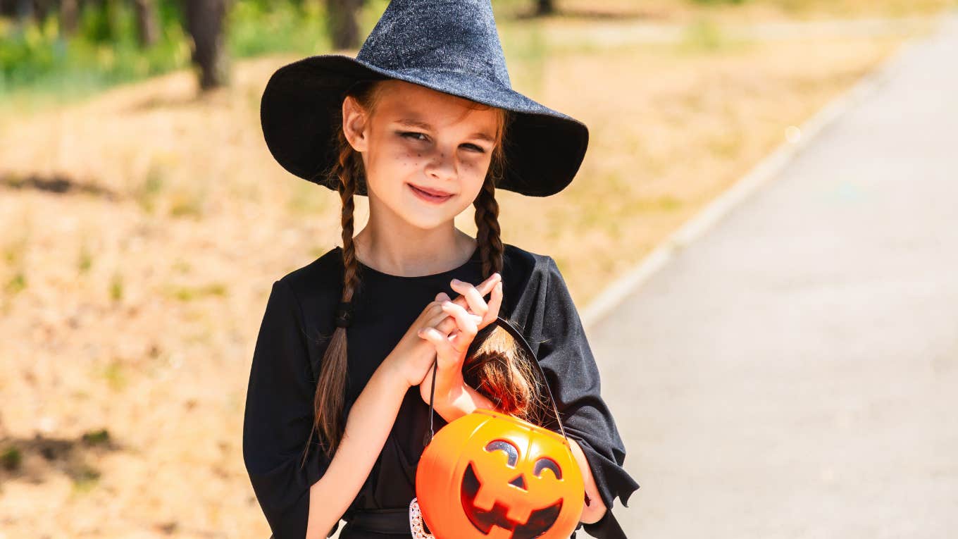 Mom Handing Out Mac And Cheese And Ramen Instead Of Candy On Halloween Mom Handing Out Mac And Cheese And Ramen Instead Of Candy On Halloween
