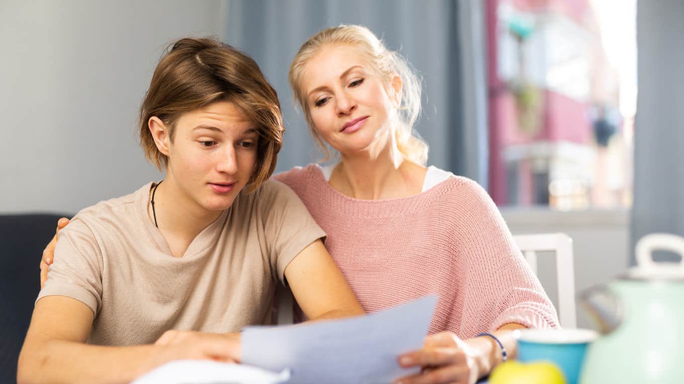 Mom Shows Utility Bills To Her Kids So They Can See How Much They’re Costing Us Mom Shows Utility Bills To Her Kids So They Can See How Much They’re Costing Us