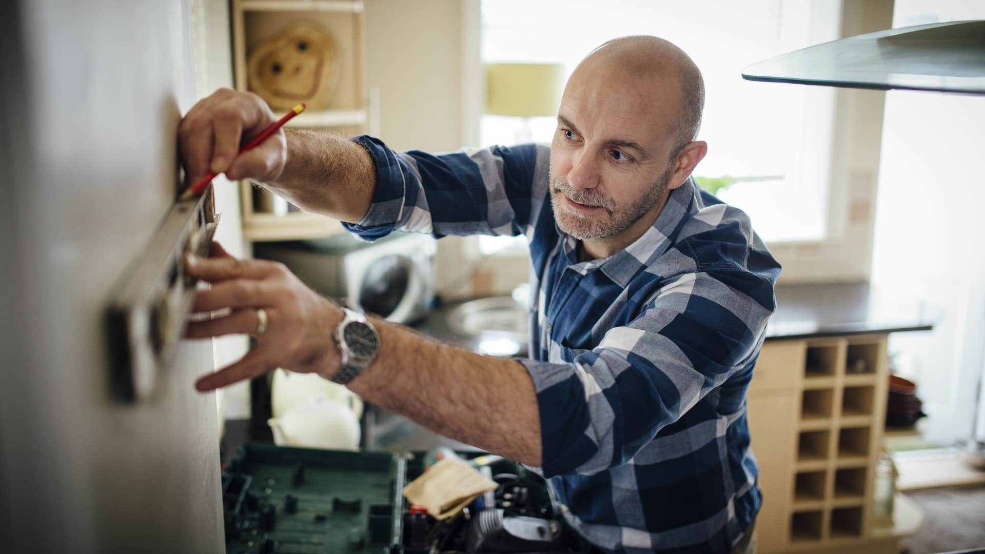 if you notice these things in someone's house they're likely in some sort of financial distress diy decor man creating diy decor for his home