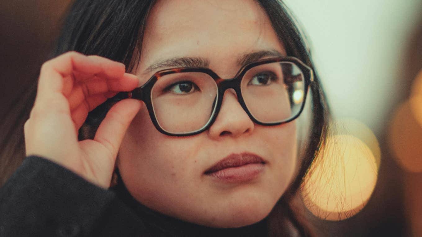 Woman recognizes faces.