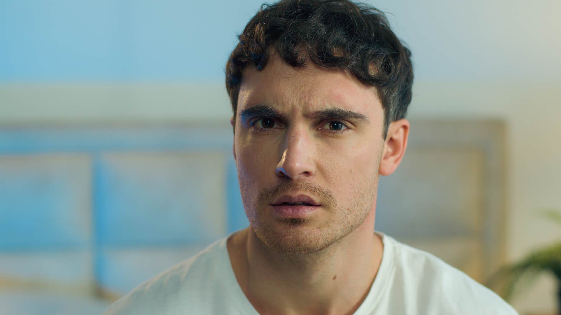 angry young man perceiving taylor swift to be performative