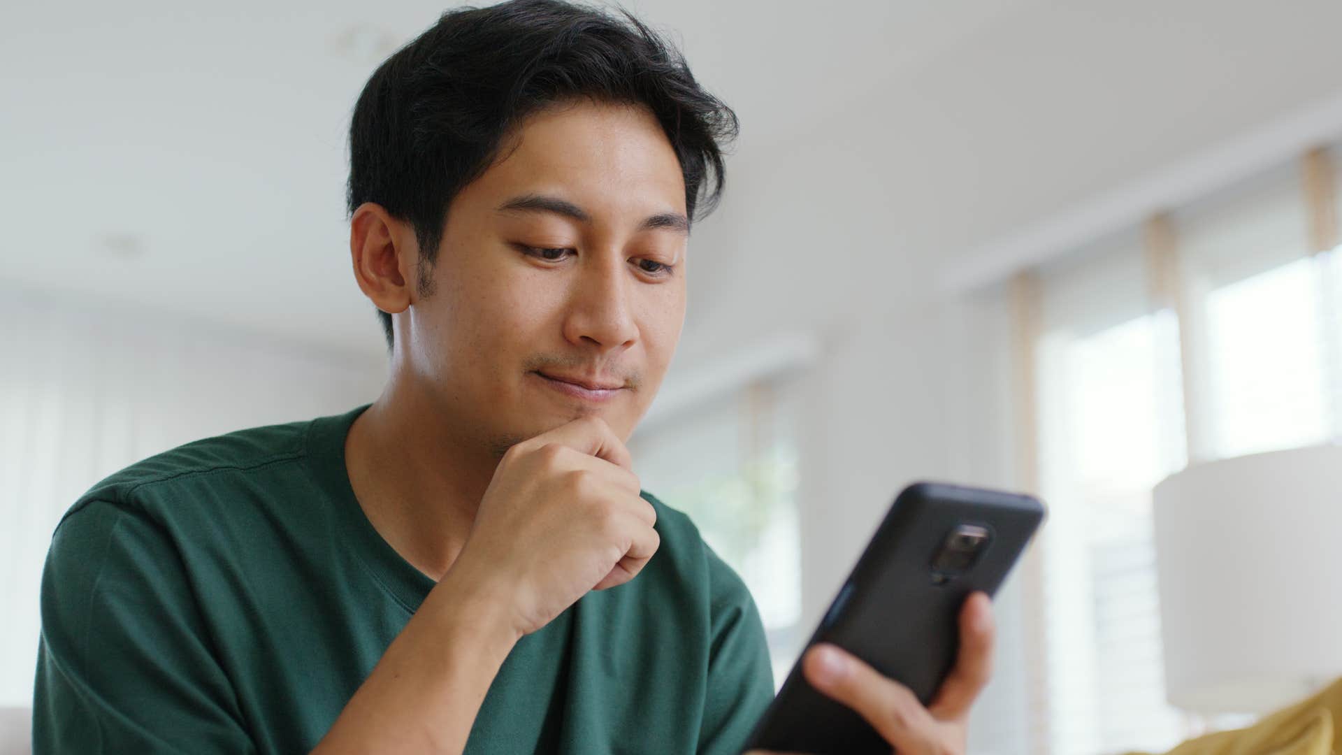 man who doesn't compare himself to others on their phone