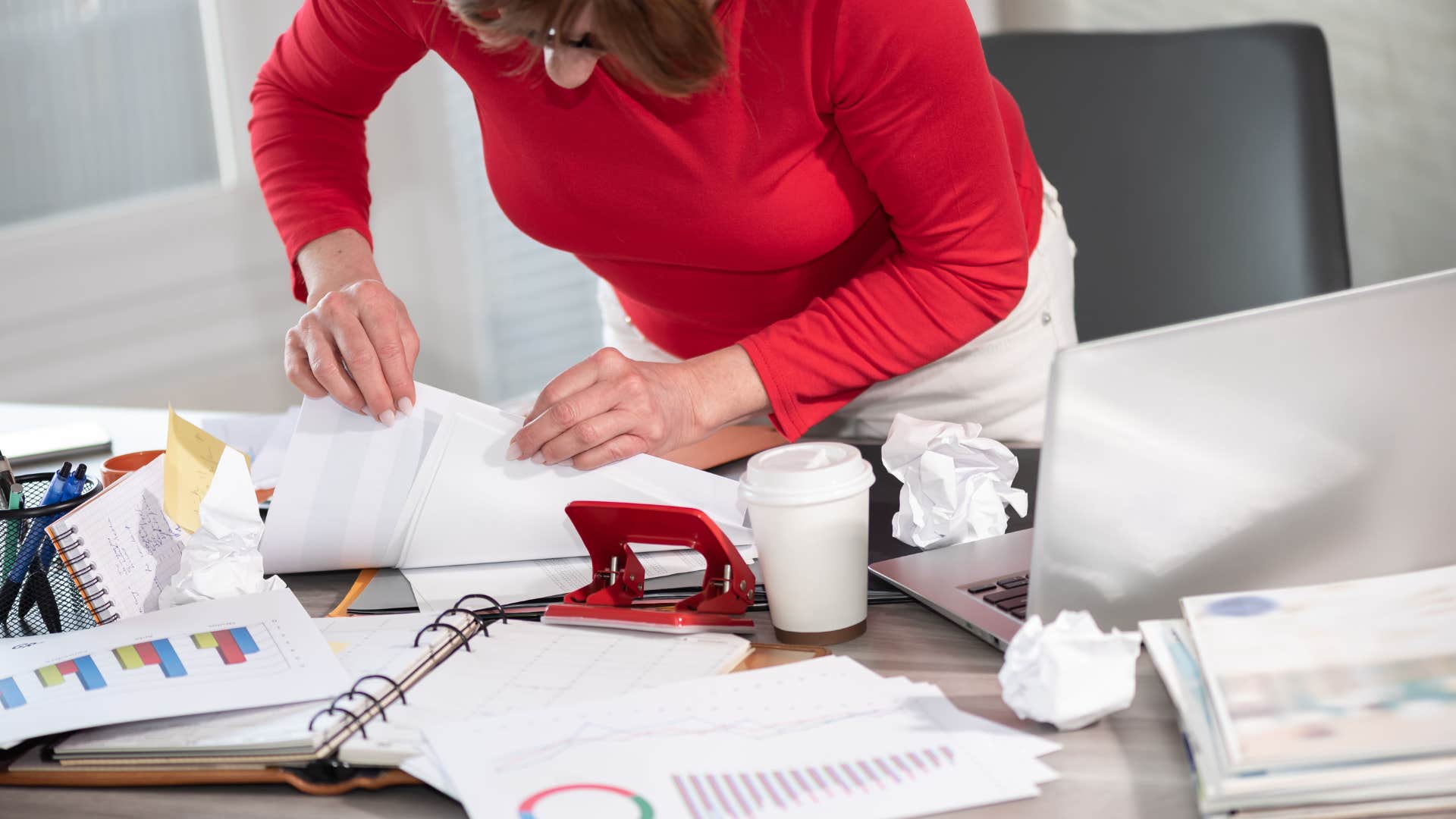 people who are quietly genius usually have these odd habits has a cluttered workspace
