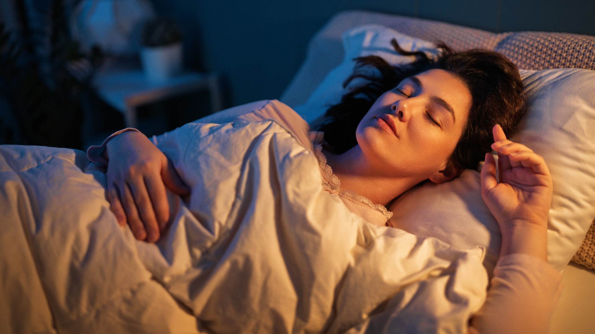 people who can't sleep without a fan blowing in their face usually have these reasons comforts nervous system woman sleeping peacefully