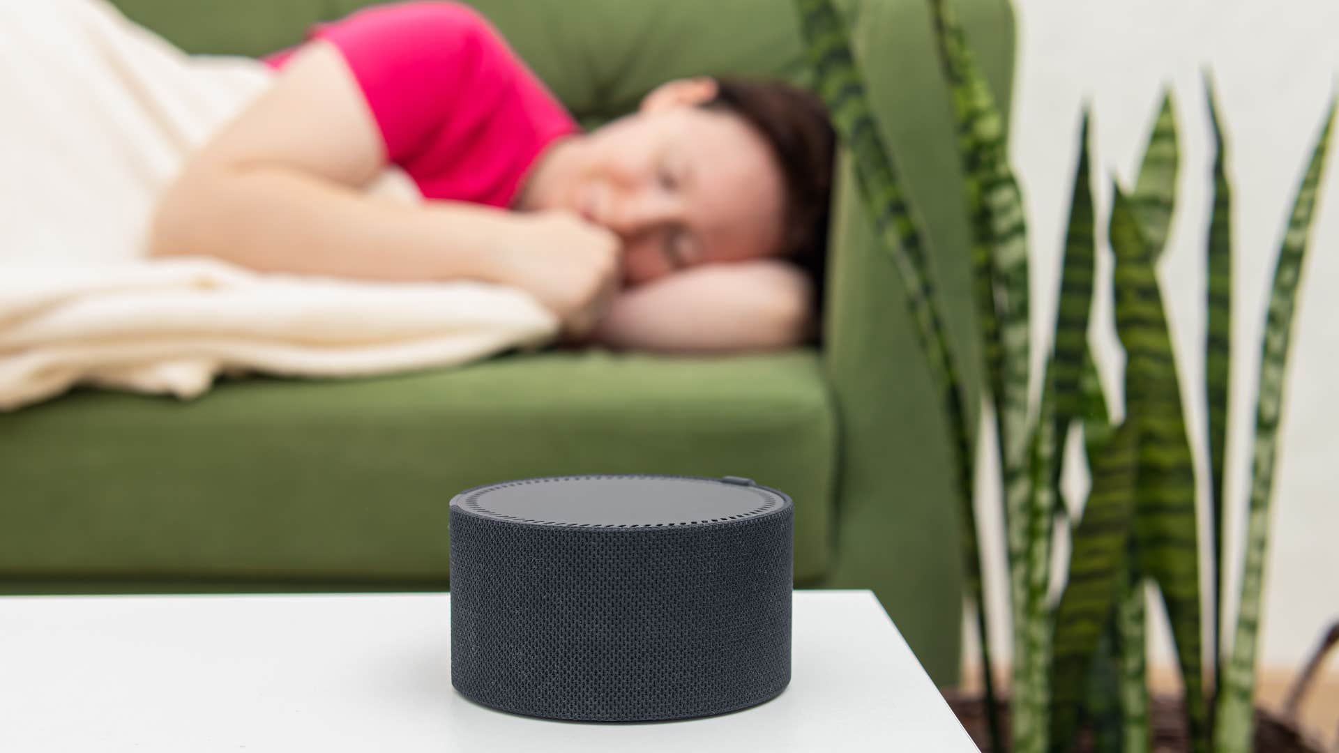 people who can't sleep without a fan blowing in their face usually have these reasons need white noise woman sleeping with white noise