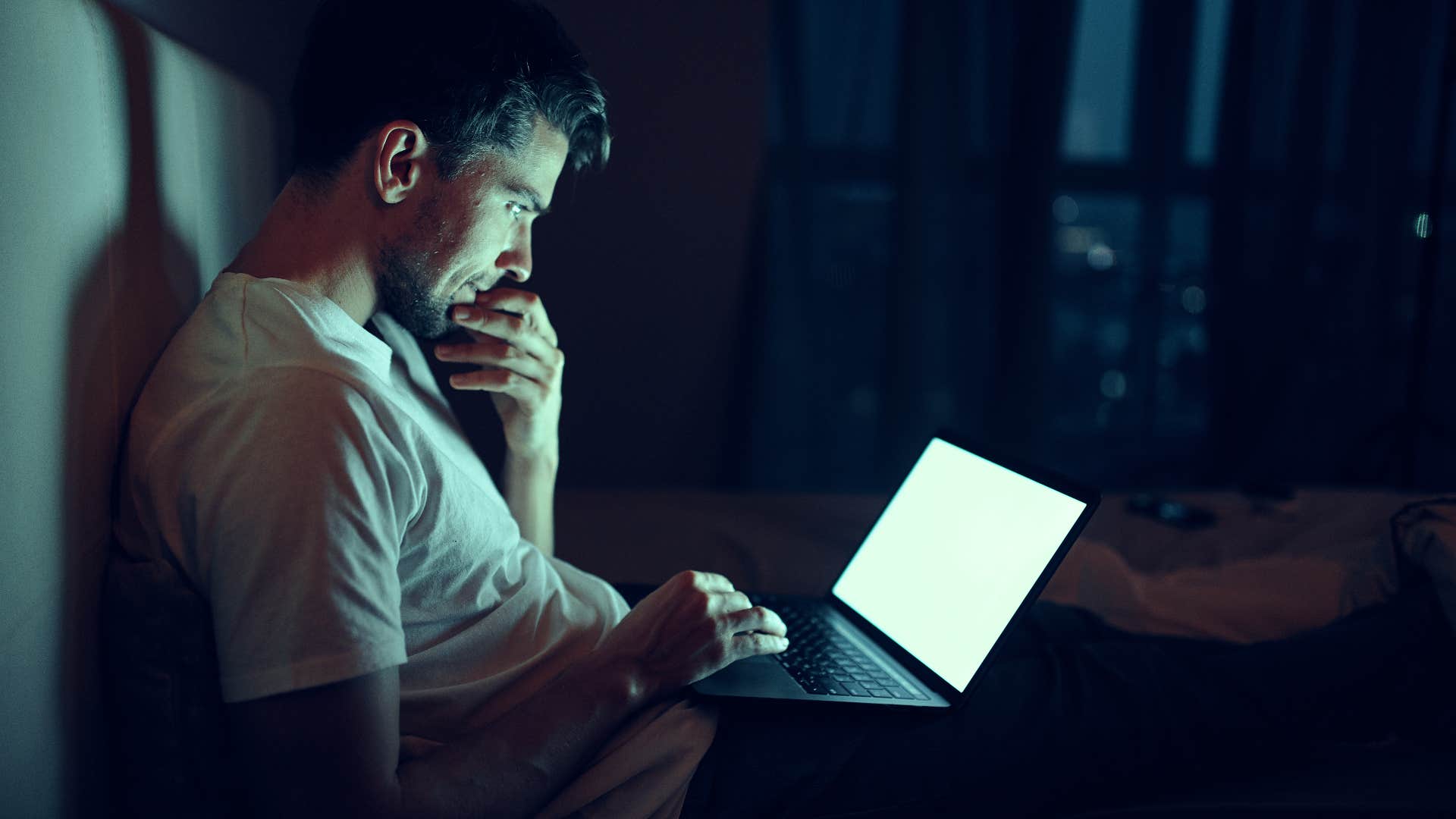 people who can't sleep without a fan blowing in their face usually have these reasons signal for rest man working on his laptop sitting up in bed