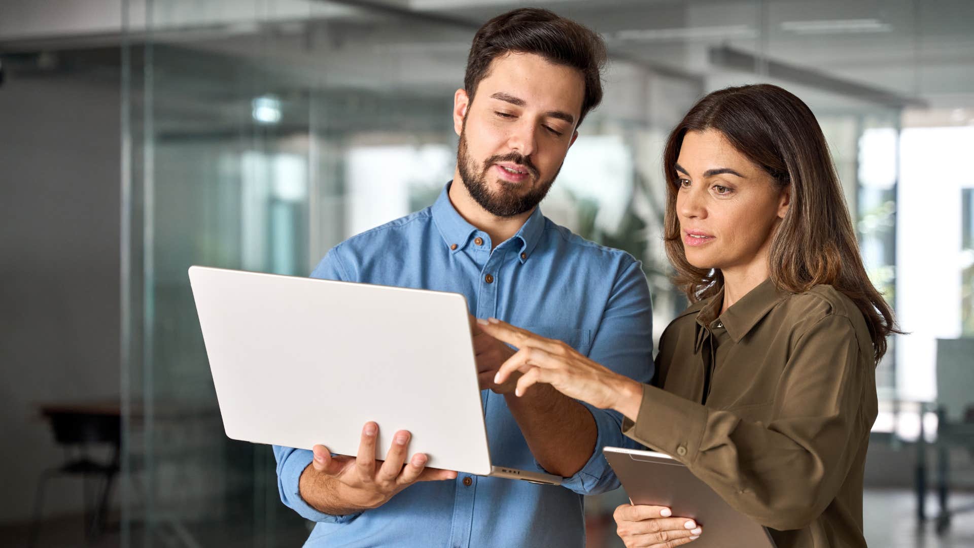 man saying I did that on purpose to boss at work