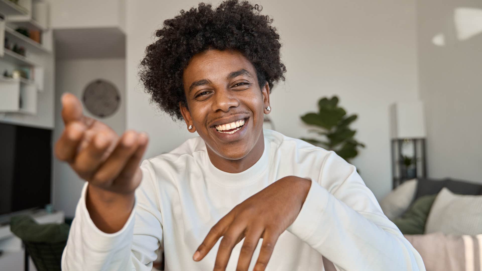 man who lacks class being overconfident because he doesnt know something