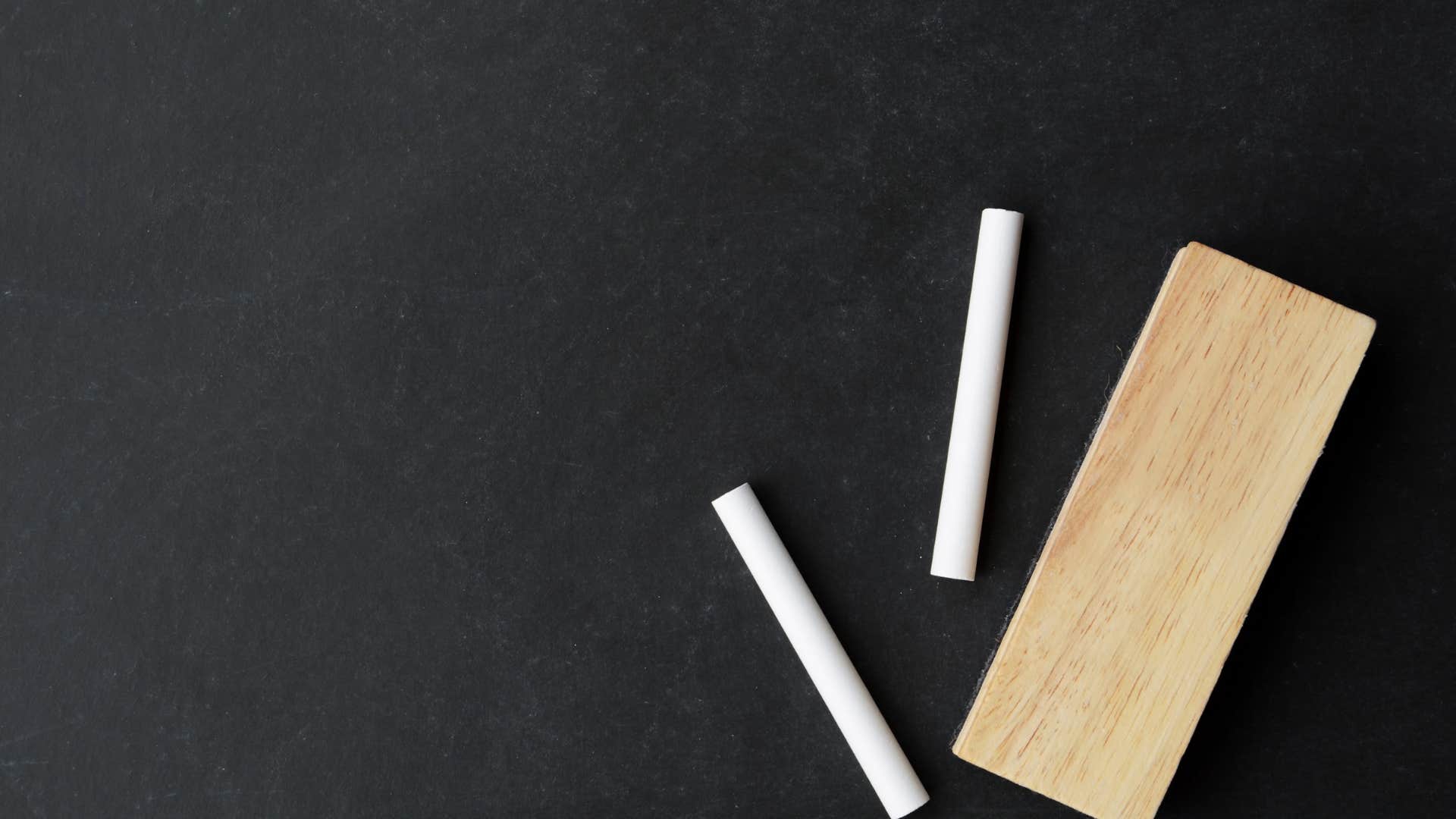 people who lived in the 1990s had to do these 11 ridiculous things no one has to do now bang erasers together to get the chalk off