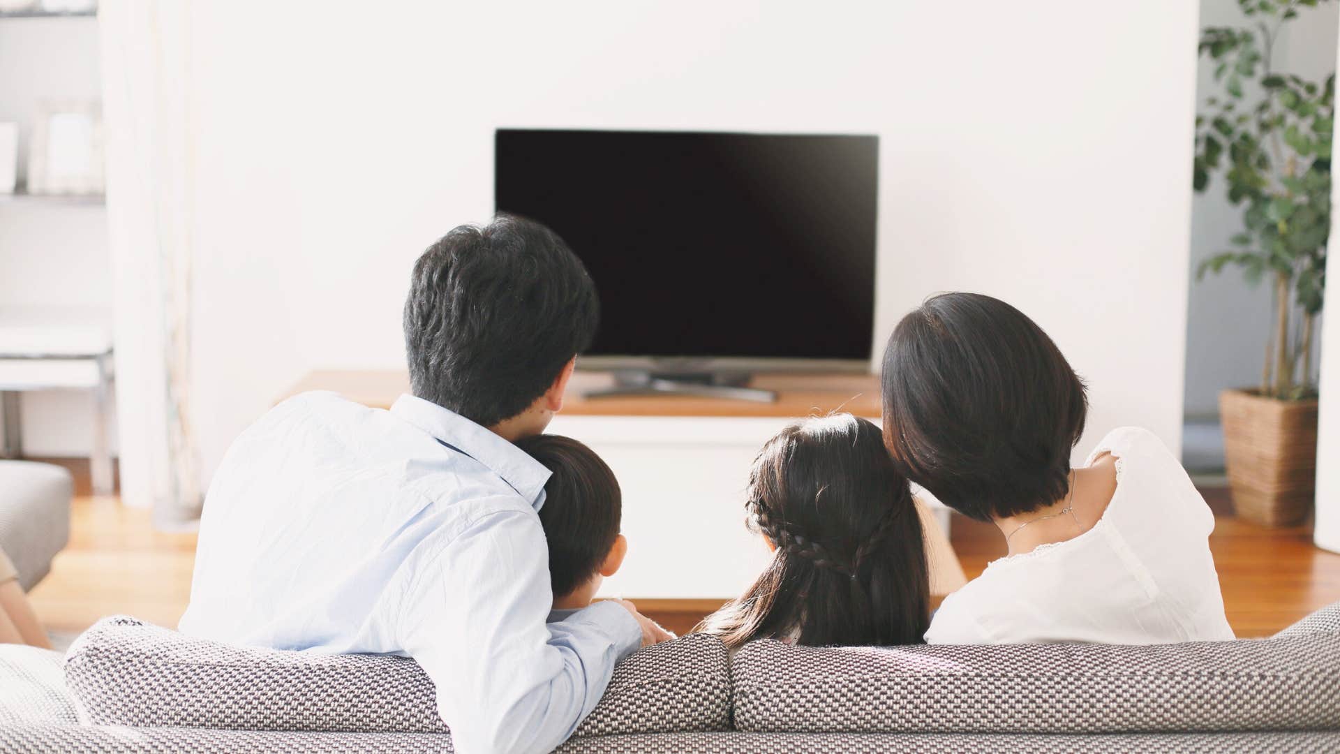 people who lived in the 1990s had to do these 11 ridiculous things no one has to do now get up to change the channel