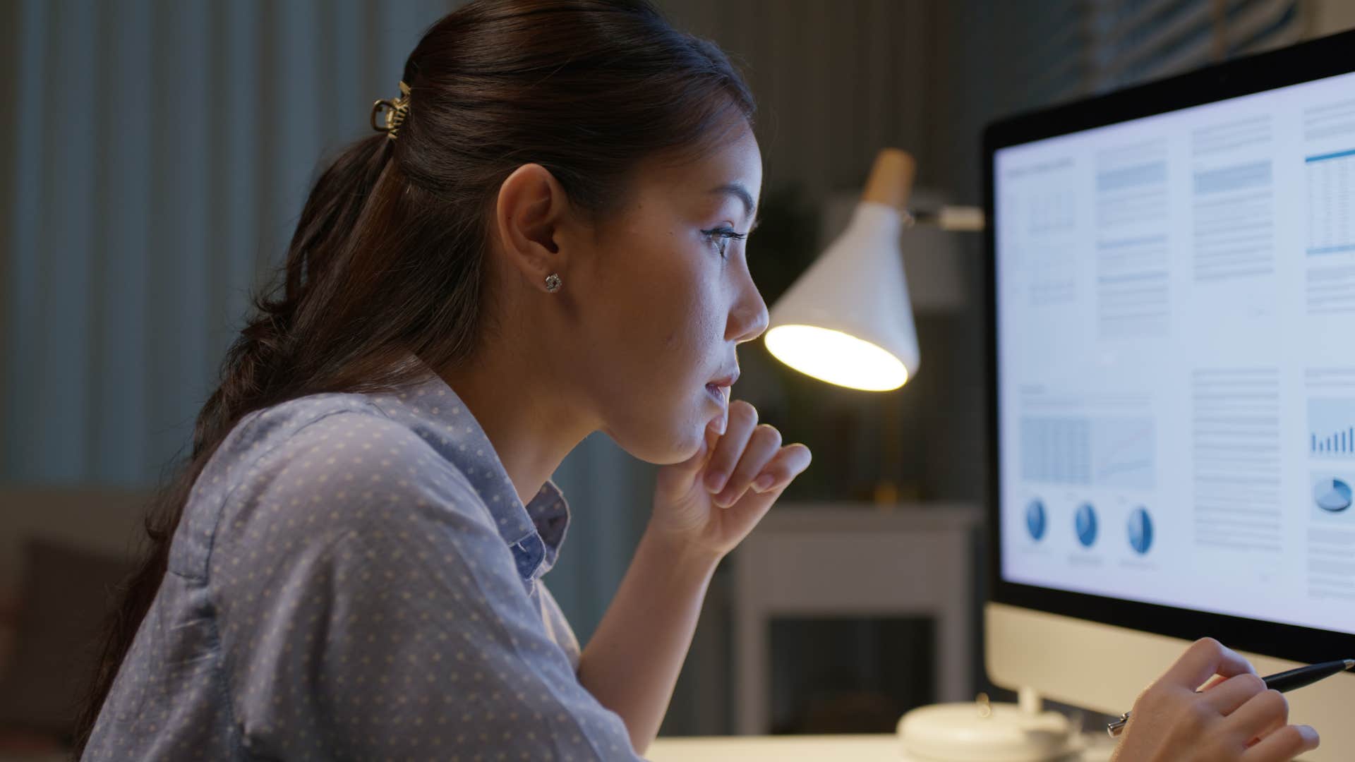 woman with self-discipline reading her laptop