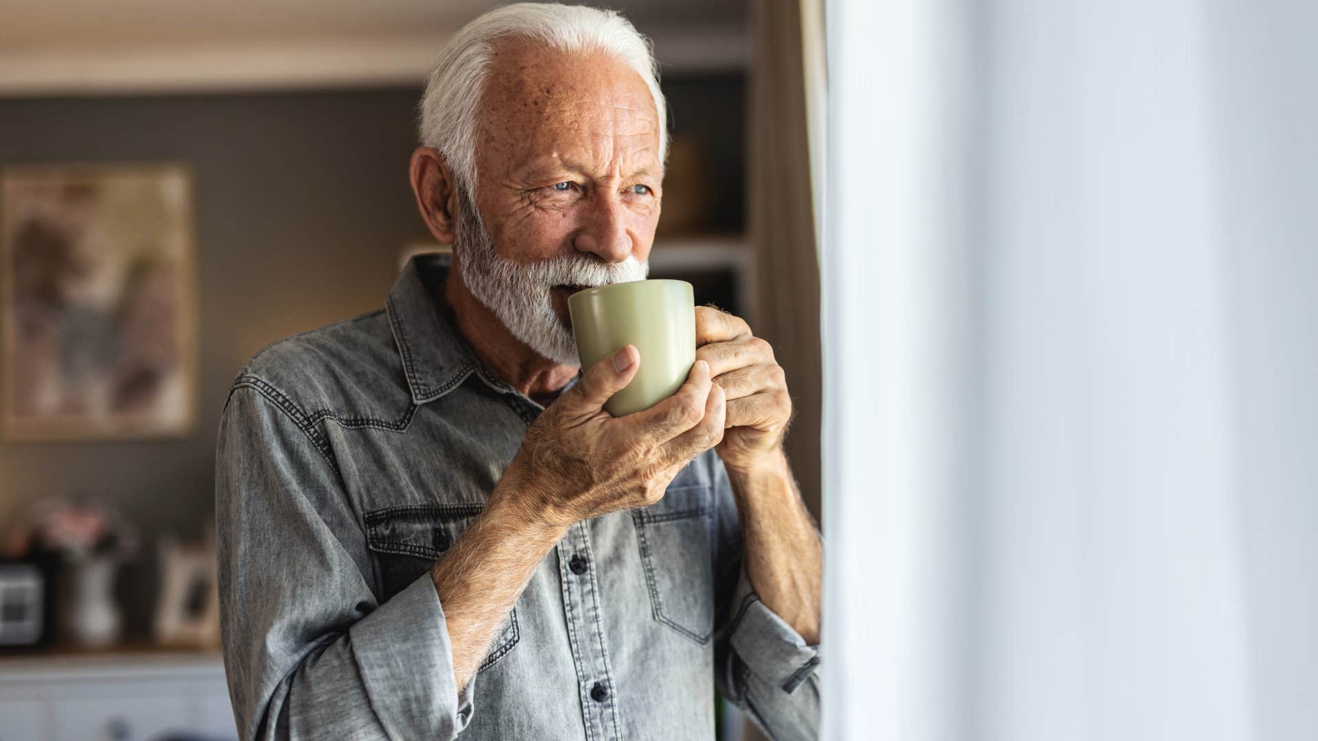 incredibly observant people who prefer tea over coffee usually have these surprisingly grounded personality traits Man who's incredibly observant drinking tea.