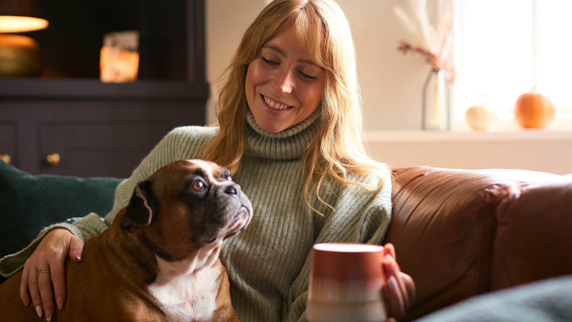 innately curious people who prefer tea over coffee usually have these surprisingly grounded personality traits Woman who's innately curious drinking tea.