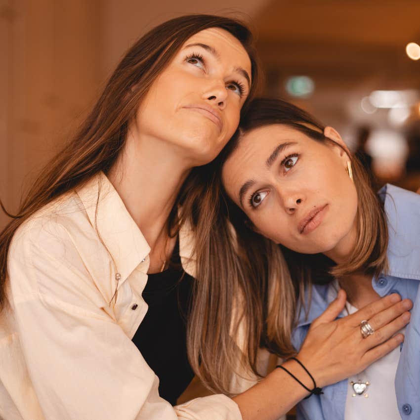 woman joking with friend that she's a serial monogamist as she stays in relationships out of fear