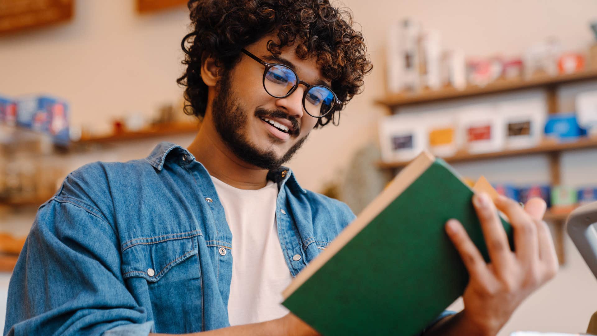 old souls people who still read physical books instead of scrolling usually have these rare personality traits man who's an old soul reading a book