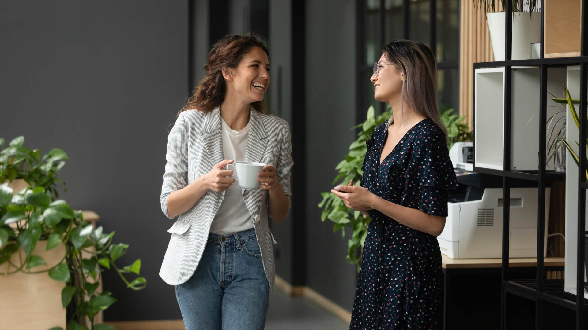 phrases brilliant people use instead of i knew that already good reminder woman in white smiling as she tells coworker in black good reminder