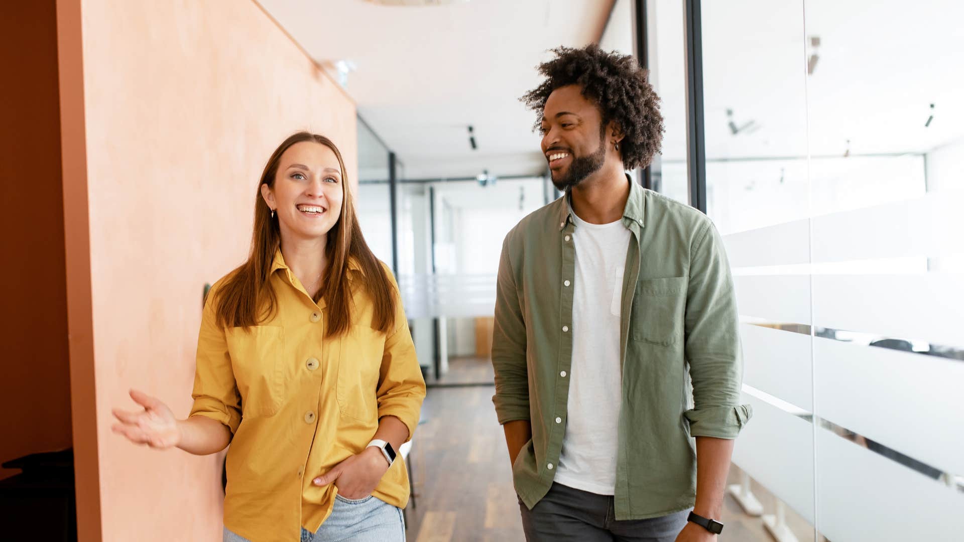 phrases brilliant people use instead of i knew that already that came up in a convo i had recently woman in yellow smiles and chats with man as she says that came up in a convo i had recently